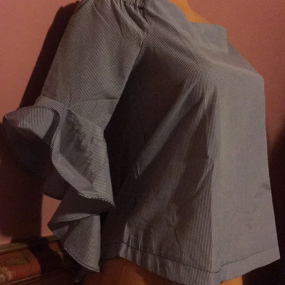 Beautiful ❤️ blouse - Picture 2 of 5